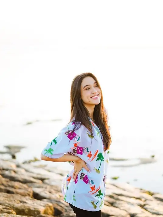 Simple tapi stylish, bisa tiru gaya Yasmin Napper dengan floral shirt dan short pants satu ini. (Instagram/yasminnapper).