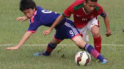 Pemain Timnas Indonesia U16, Egi Maulana, berusaha melewati pemain Jepang U16 saat ujicoba di Lapangan Padepokan Voli Indonesia di Sentul, Bogor, Jawa Barat. Selasa (15/4).