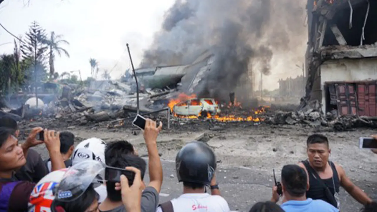 20150630-Pesawat-HerculesC130-Jatuh-Medan4
