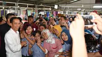 Ketika Buruh Pabrik Rambut Palsu Berebut Foto Bersama Jokowi