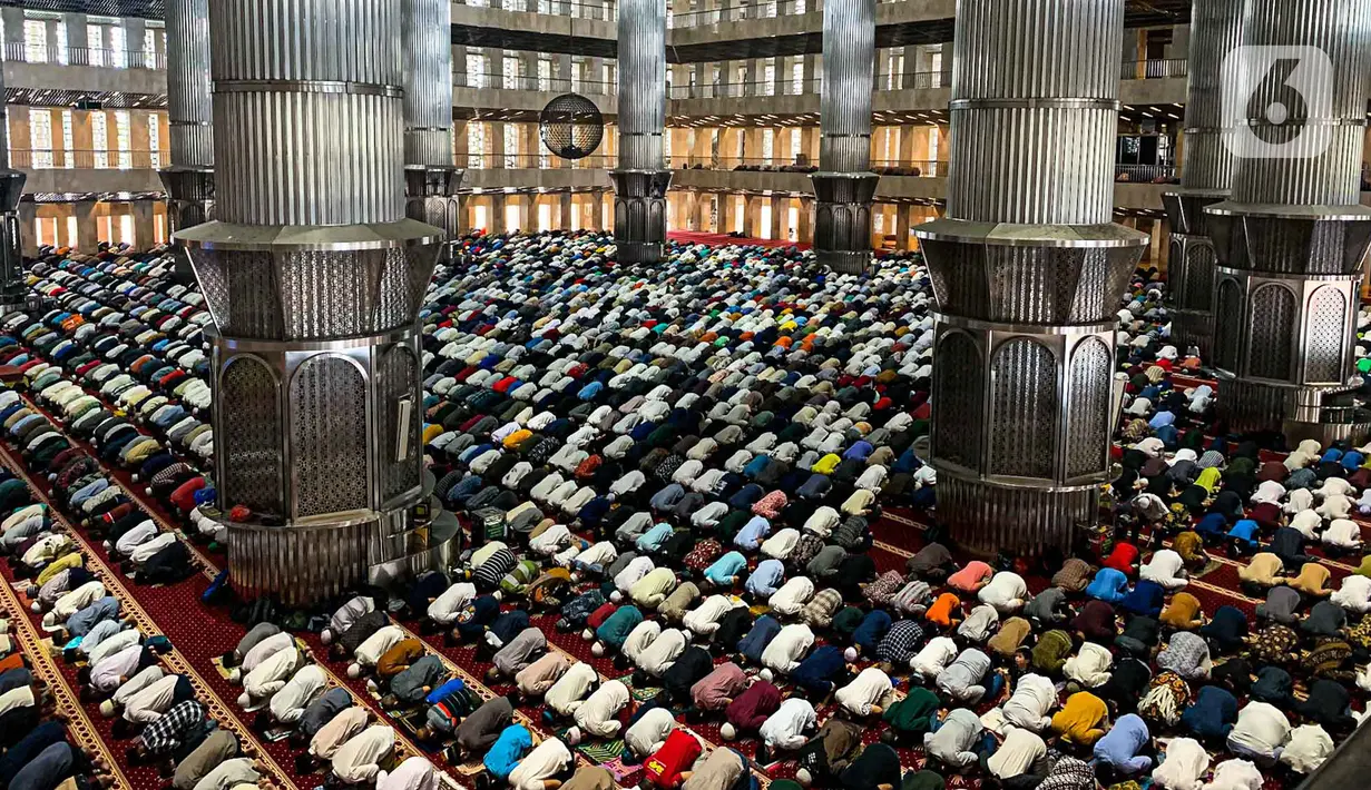 <p>Umat muslim melaksanakan sholat Jumat terakhir pada Ramadhan 1443 H di Masjid Istiqlal, Jakarta, Jumat (29/4/2021). Berdasarkan hisab, Hari Raya Idul Fitri jatuh pada 2 Mei 2022 sementara pelaksanaan rukyatul hilal (melihat posisi bulan) akan dilakukan sehari sebelumnya. (Liputan6.com/Faizal Fanani)</p>