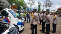 Kapolres Garut AKBP Wirdhanto Hadicaksono tengah memeriksa sejumkah kendaraan taktis yang digunakan dalam program daun rindang di Garut. (Liputan6.com/Jayadi Supriadin)