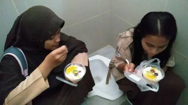 10 Potret Nyeleneh Orang Makan Bareng, Ada yang di Tengah Jalan