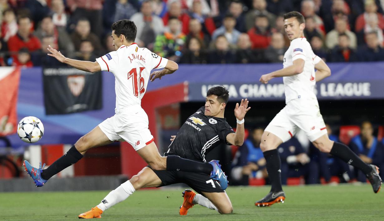 Aksi pemain Manchester United, Alexis Sanchez berusaha merebut bola dari kaki pemain Sevilla, Jesus Navas pada laga 16 besar Liga Champions di Ramon Sanchez Pizjuan stadium, Seville, (21/2/2018). Babak pertama berakhir imbang 0-0.(AP/Miguel Morenatti)
