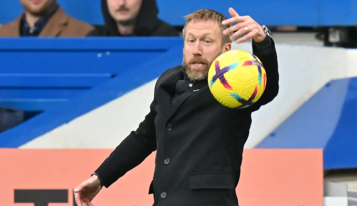 Pelatih Chelsea, Graham Potter berusaha menjangkau bola di pinggir lapangan saat menghadapi Southampton dalam laga pekan ke-24 Liga Inggris 2022/2023 di Stamford Bridge, London, Sabtu (18/2/2023) malam WIB. (AFP/Glyn Kirk)