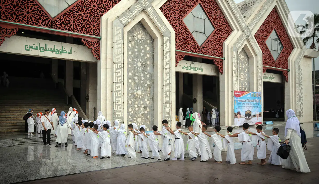 Barisan murid TK saat mengikuti edukasi manasik haji anak di Masjid At-Tin, Jakarta, Selasa (28/2/2023). Manasik haji yang diikuti puluhan murid TK se-Kecamatan Pasar Rebo tersebut dalam rangka mengenalkan rukun Islam kelima yakni ibadah haji serta tata cara melaksanakannya kepada anak sejak usia dini. (Liputan6.com/Faizal Fanani)