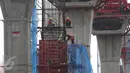 Pekerja menyelesaikan pembangunan tiang pemancang jalan layang Transjakarta koridor XII rute Ciledug-Kapten Tendean, Jakarta, Kamis (10/12). Sampai saat ini, proyek transportasi massal tersebut telah rampung sekitar 35 persen. (Liputan6.com/Angga Yuniar)