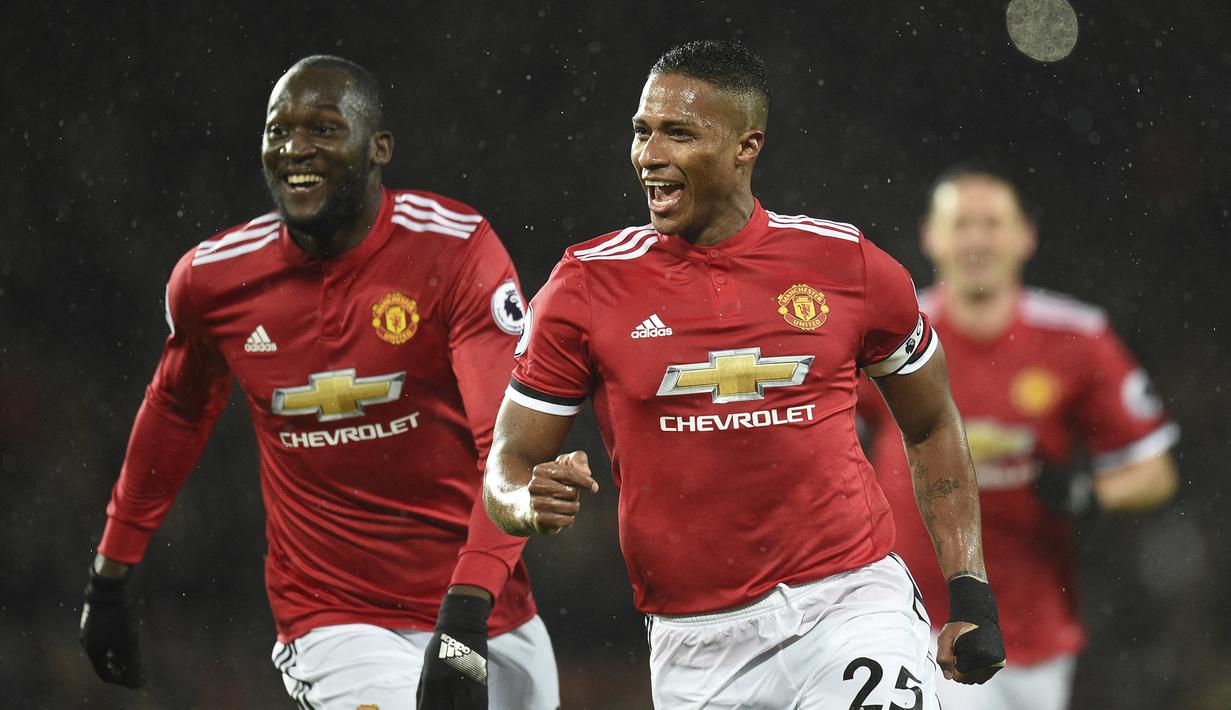 Bersama Manchester United, Antonio Valencia (kanan) mampu bertahan selama 10 musim di posisi bek kanan serang. Total bermain dalam 339 penampilan dengan torehan 25 gol. Di musim terakhirnya, 2018/2019, posisinya terpinggirkan karena tak sesuai skema Ole Gunnar Solskjaer. (AFP/Oli Scarff)