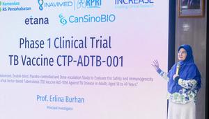 Prof. Erlina Burhan pimpin uji klinis vaksin TB inhalasi perdana di Indonesia untuk percepatan eliminasi TBC 2030. (Biro Komunikasi dan Informasi Publik Kemenkes RI / Dede Lukman Hakim)