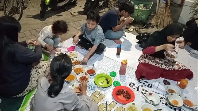 Warga menikmati bakso gratis Ansori. (Dian Kurniawan/Liputan6.com)