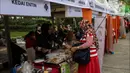 Warga mengunjungi salah satu stan stan UMKM Bazaar Kuliner di kawasan Jakarta, Minggu (26/6/2022). Bazar ini diselenggarakan dalam rangkaian perayaaan HUT ke-495 DKI Jakarta. (Liputan6.com/Johan Tallo)