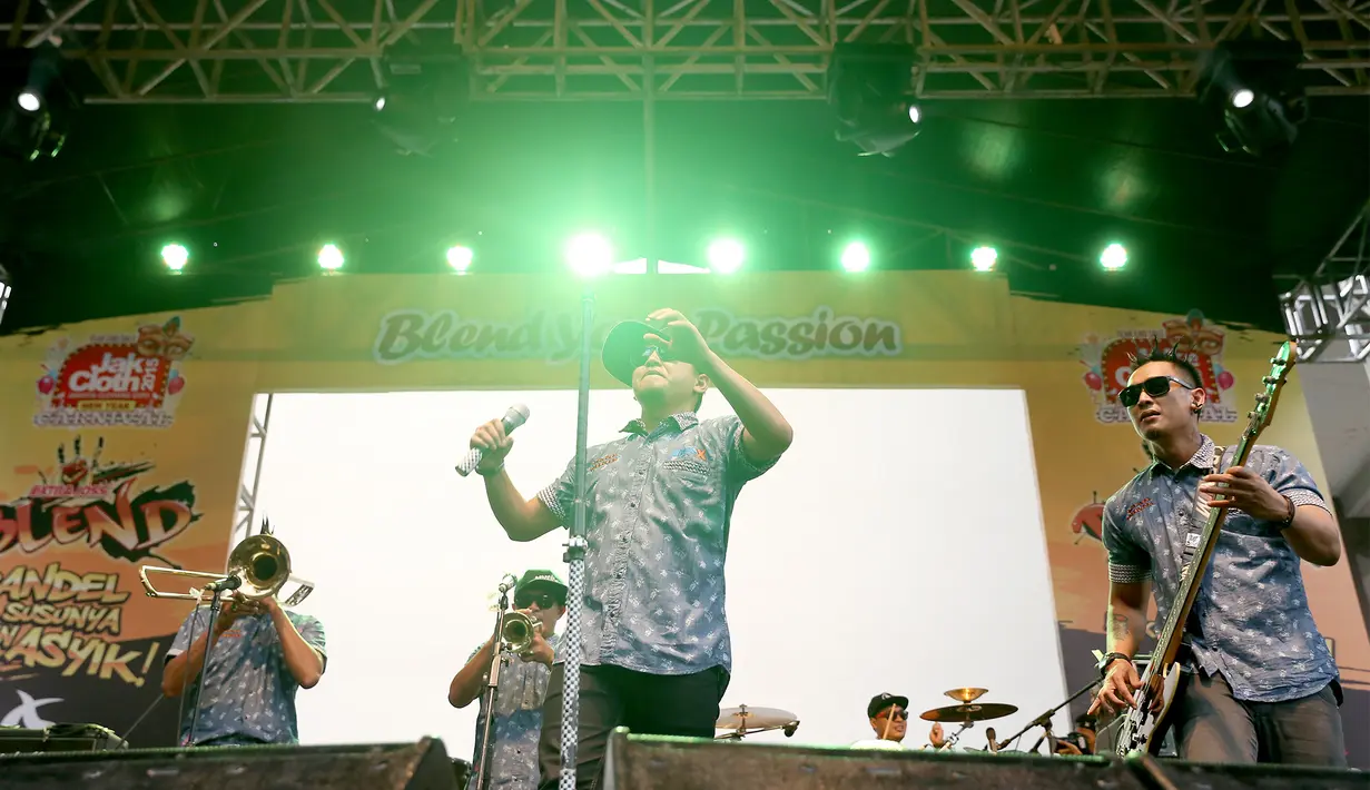 Bukan hal yang baru lagi jika aksi panggung Tipe-X diwarnai oleh insiden, di panggung musik JakCloth pada Minggu (3/1/2016) petang ini pun sempat terjadi keributan di antara penonton. Namun hal itu tak berlangsung lama. (Andy Masela/Bintang.com) 
