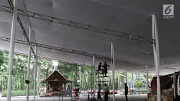 Pekerja menyelesaikan pembuatan tenda dan dekorasi Natal di Gereja Katedral, Jakarta, Kamis (20/12). Pendirian tenda dilakukan untuk melayani umat yang biasanya membeludak saat pelaksanaan Misa Natal. (Liputan6.com/Immanuel Antonius)