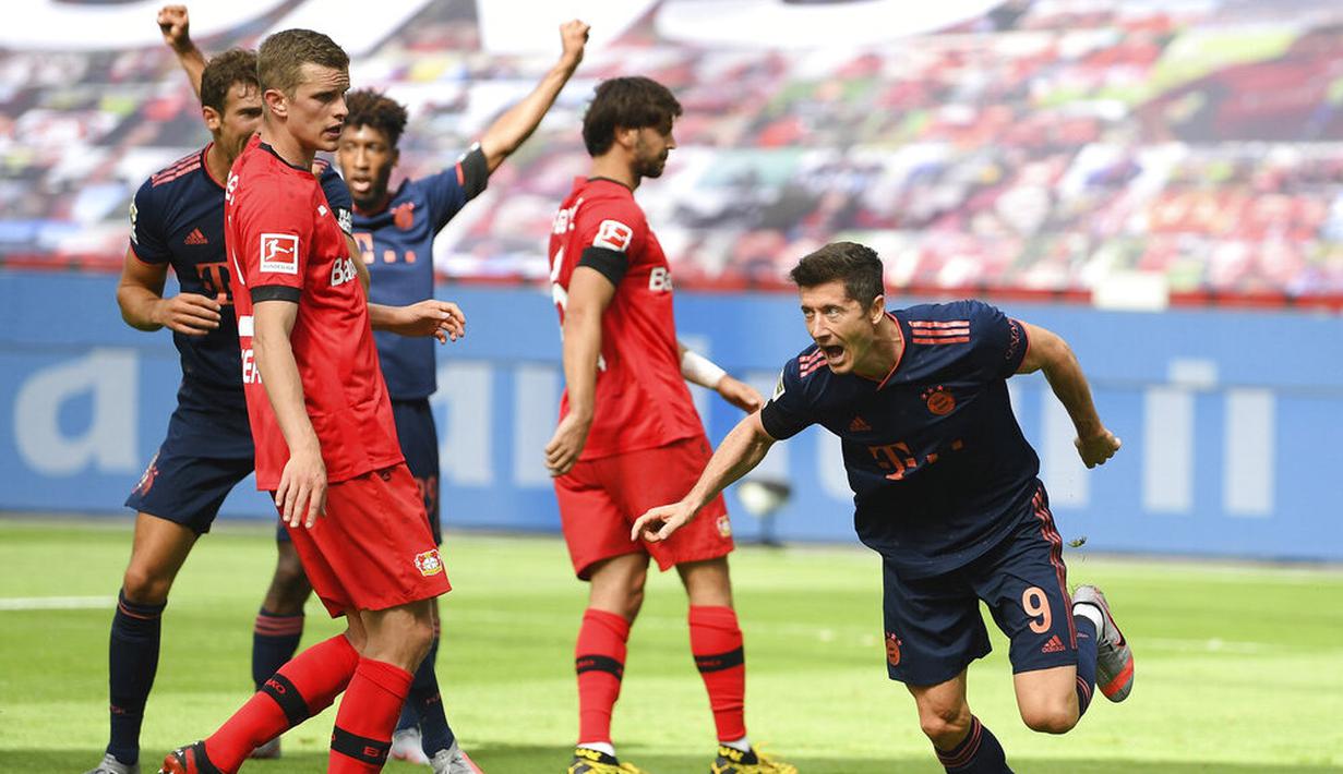 Striker Bayern Munchen, Robert Lewandowski, melakukan selebrasi usai membobol gawang Bayer Leverkusen pada laga Bundesliga di BayArena, Sabtu (6/6/2020). Bayern Munchen menang 4-2 atas Bayer Leverkusen. (AP/Matthias Hangst)