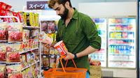 Ilustrasi pembelian mi instan di supermarket. (Sumber foto: Pexels.com)
