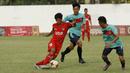 Pemain Universitas Muhammadiyah Malang (UMM), Prasetyo, berusaha melewati pemain Universitas Negeri Malang (UM) pada laga final Torabika Campus Cup 2017 di Stadion UM, Malang, Kamis, (02/11/2017). UMM menang 2-0 atas UM. (Bola.com/M Iqbal Ichsan)