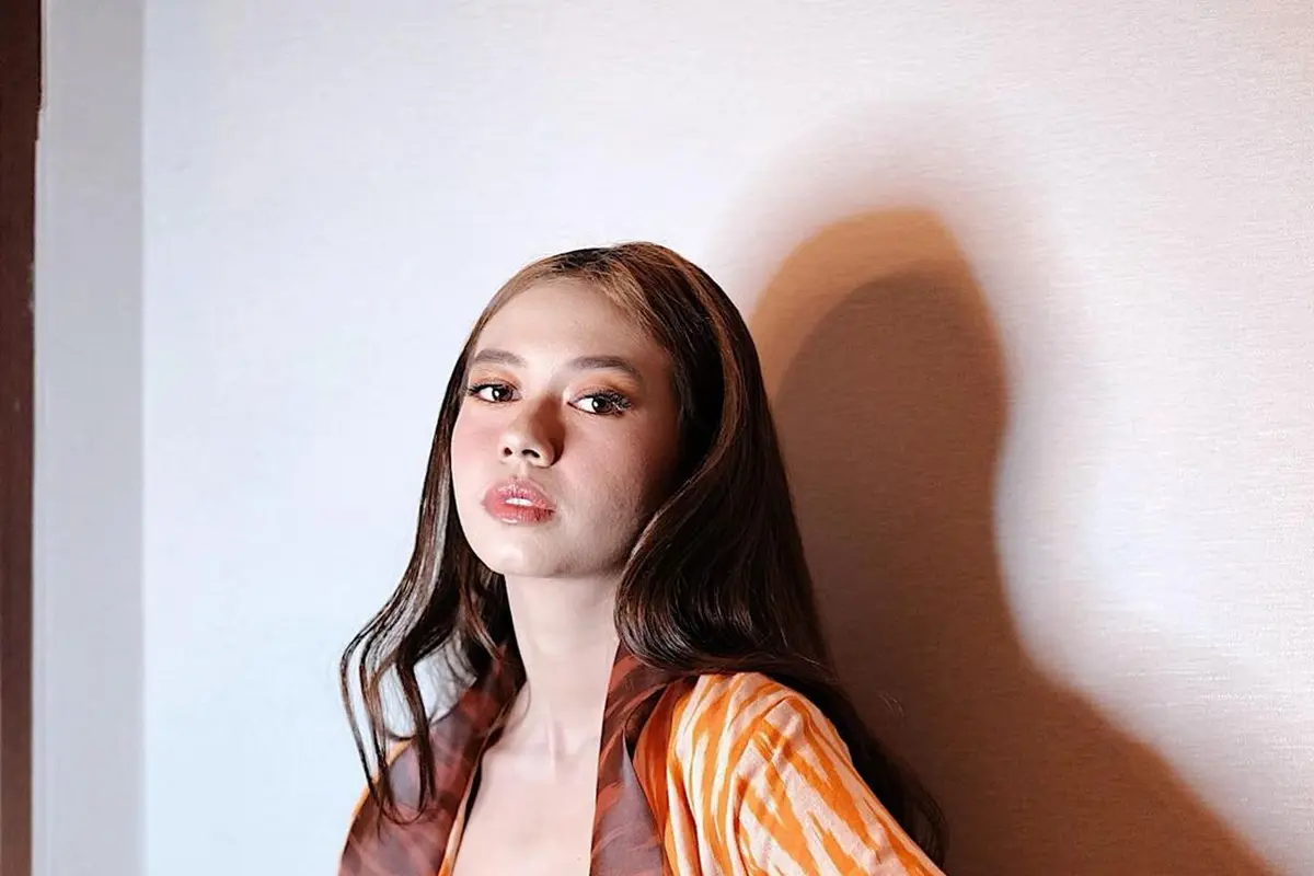 Pesona Yuki Kato Dalam Busana Kain Nusantara. (Sumber: Instagram/yukikt)