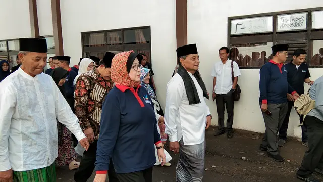 Pengurus Pesantren KH. Ubaidillah Ruhiat bersama Menteri Kesehatan Nila F. Moeloek