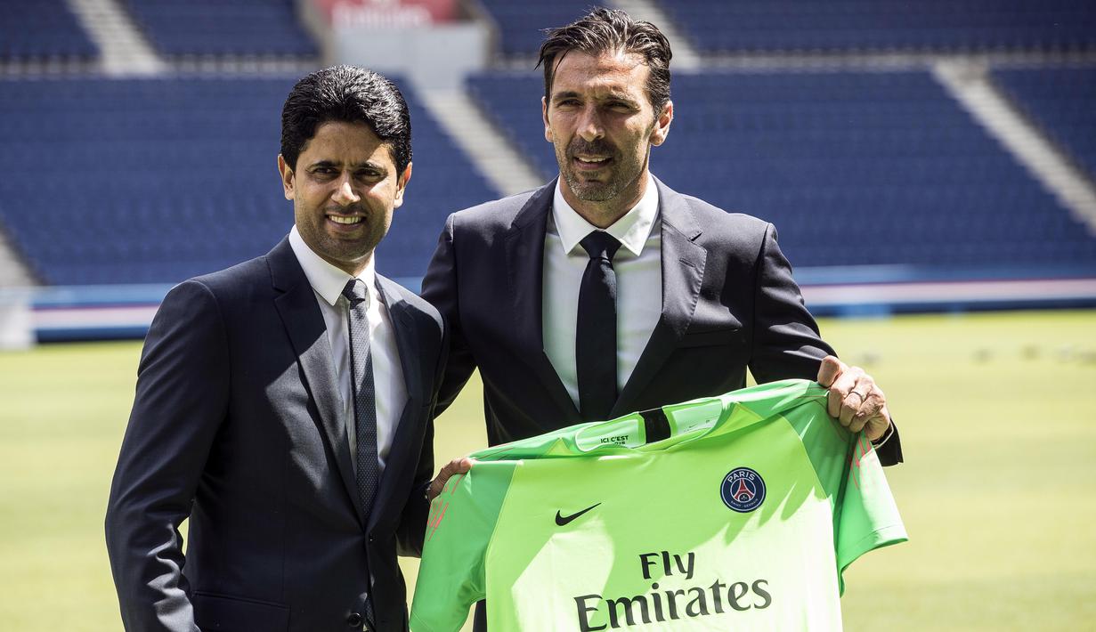 CEO Paris Saint-Germain (PSG), Nasser Al-Khelaifi, bersama Gianluigi Buffon, saat diperkenalkan di Stadion Parc des Princes, Paris, Senin (9/7/2018). PSG resmi perkenalkan Gianluigi Buffon sebagai rekrutan baru. (AP/Jean-Francois Badias)