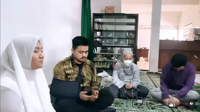 6 Momen Adik Nathalie Holscher Jadi Mualaf, Langsung Belajar Wudhu dan Sholat