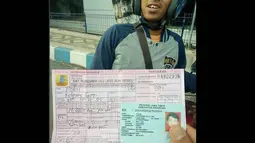 Pria bernama Polisi saat ditilang Polisi Operasi Zebra 2017 karena tidak memiliki SIM. (Instagram @tmc_satlantasmojokertokota)