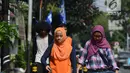 Penyandang disabilitas netra berjalan menyusuri ubin pemandu saat kampanye kegunaan ubin pemandu di trotoar Rawamangun, Jakarta, Selasa (2/4/2019). Kegiatan tersebut untuk memberikan pemahaman kepada masyarakat luas agar tidak terjadi penyalahgunaan di area ubin pemandu. (merdeka.com/Imam Buhori)