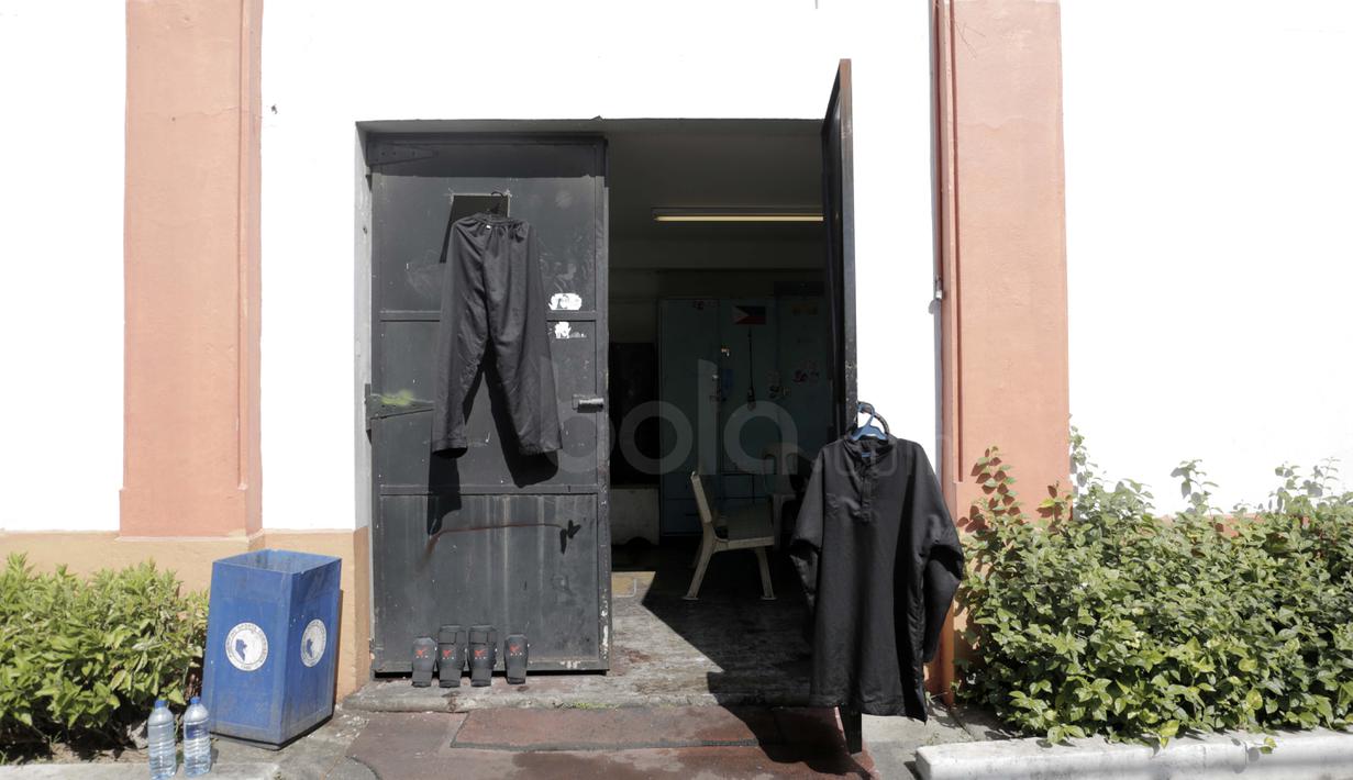 Penjaga memanfaatkan pintu untuk menjemur pakaian pada salah satu sisi Rizal Memorial Stadium, (23/11/2016). (Bola.com/Nicklas Hanoatubun)