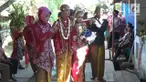 Pesta pernikahan pasti sudah direncanakan jauh hari. Meskipun diterpa banjir, pernikahan ini tetap berjalan.