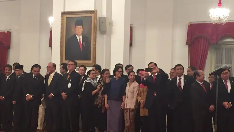 Sejumlah menteri selfie sembari menunggu pelantikan Hadi Tjahjanto sebagai Panglima TNI di Istana Negara