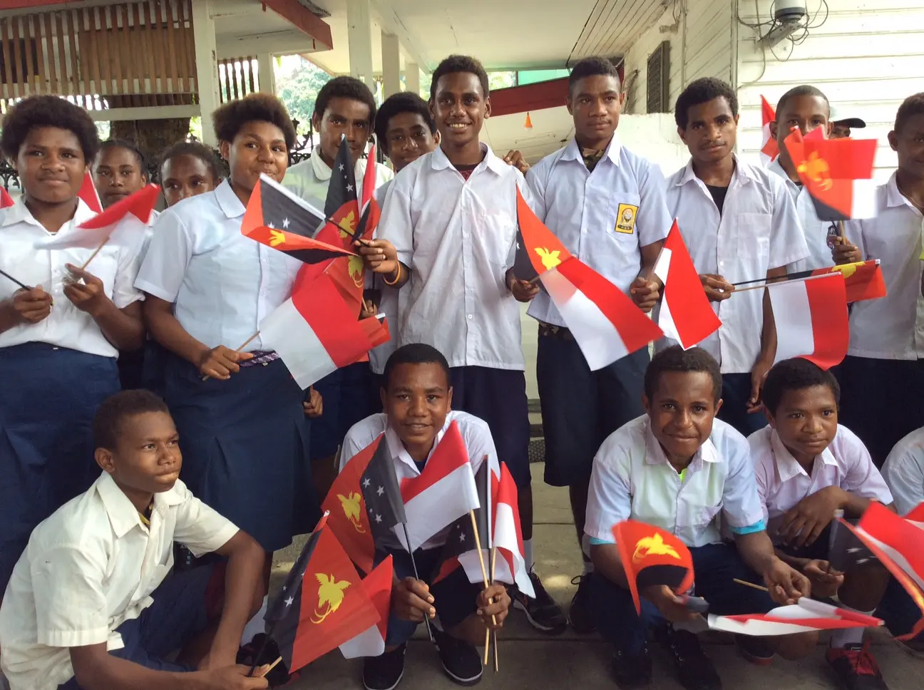 Saling membawa dan mengibarkan bendera kedua negara, bukti persaudaraan Indonesia-PNG (foto : liputan6.com / katharina janur)