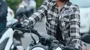 Tak tanggung-tanggung, Janis Kareem Aneira bisa memakai motor besar yang identik dengan motor laki-laki. (FOTO: instagram.com/janisaneira/)