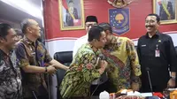 Wali Kota Tangerang Arief Wismansyah dan Sekjen Kemenkumham Bambang Sariwanto bersalaman dalam rapat yang difasilitasi Kemendagri, Kamis (18/7/2019) (foto: dokumentasi Humas Kemendagri).