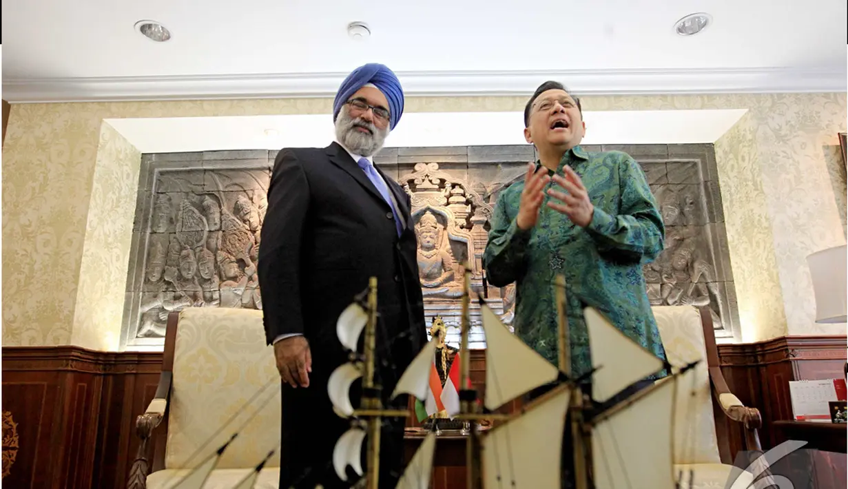 Ketua DPD RI Irman Gusman (kanan) menerima tamu dari Kedutaan besar India untuk Indonesia Gurjit Singh (kiri), Jakarta, Jum'at (24/10/2014) (Liputan6.com/Andrian M Tunay) 