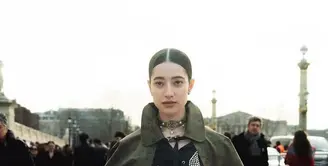 Setelah Milan Fashion Week, Ameera Khan juga hadir di Paris Fashion Week. Ia hadir di fashion show Dior Autumn Winter 2025 yang juga dihadiri Jisoo Blackpink. Ia mengenakan outer hijau dipadukan mini dress hitam dengan atasan dihiasi beads dan rok memiliki aksen bordiran. Ia juga mengenakan boots hitam dan membawa handbag leather hitam Dior.  [@littlemisskhan]