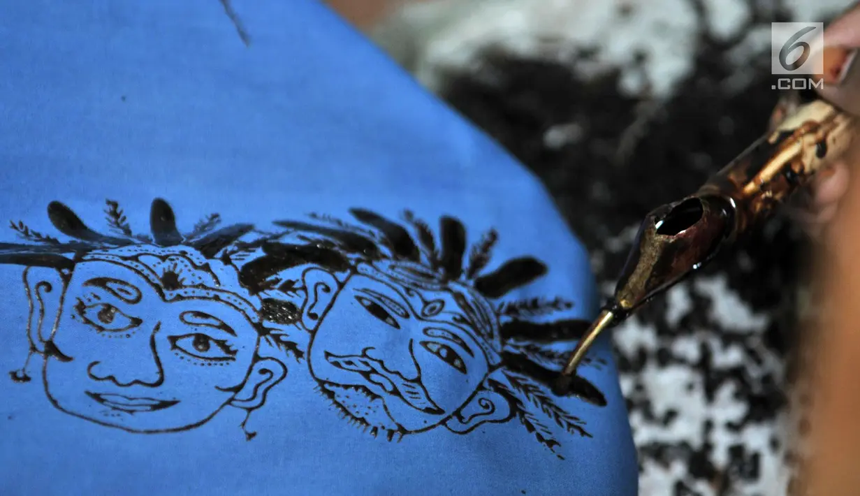 Pencantingan kain batik Betawi di rumah produksi Batik Seraci, Kampung Kebon Kelapa, Bekasi, Jawa Barat, Selasa (2/10). Batik Seraci memiliki motif khas seperti ondel-ondel, tari topeng, ikan gabus, teratai, hingga mangrove. (Merdeka.com/Iqbal Nugroho)