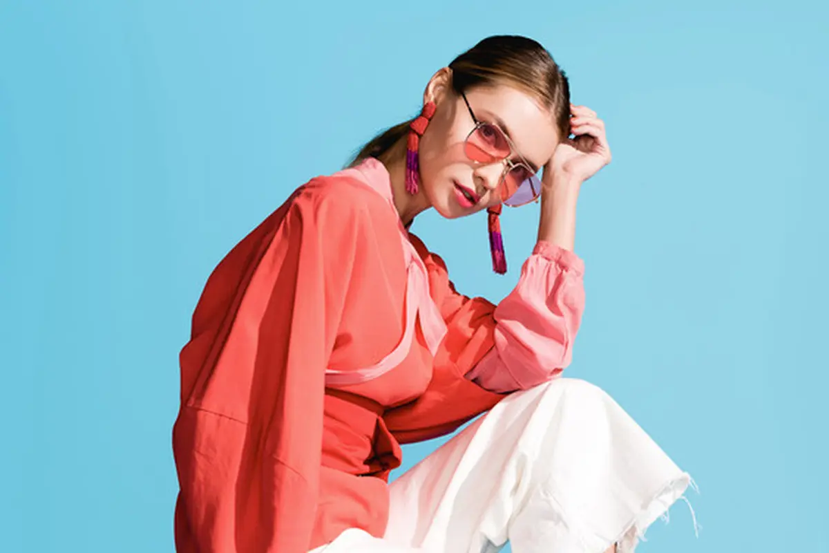 Tips Mix and Match Warna Pakaian Tanpa Terlihat Norak, Dijamin Gaya Selalu On Point!
