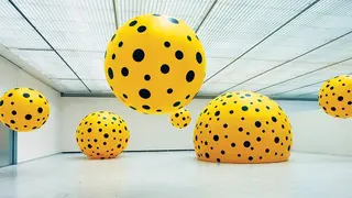 Adu Gaya 8 Seleb Pakai Tas Louis Vuitton x Yayoi Kusama, Nayeon