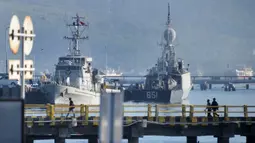 Kapal Angkatan Laut Indonesia terlihat di pangkalan angkatan laut di Banyuwangi, Provinsi Jawa Timur, Sabtu (24/4/2021). Militer melanjutkan operasi pencarian kapal selam KRI Nanggala 402 yang hilang pada 21 April saat latihan di lepas pantai Bali. (SONNY TUMBELAKA/AFP)