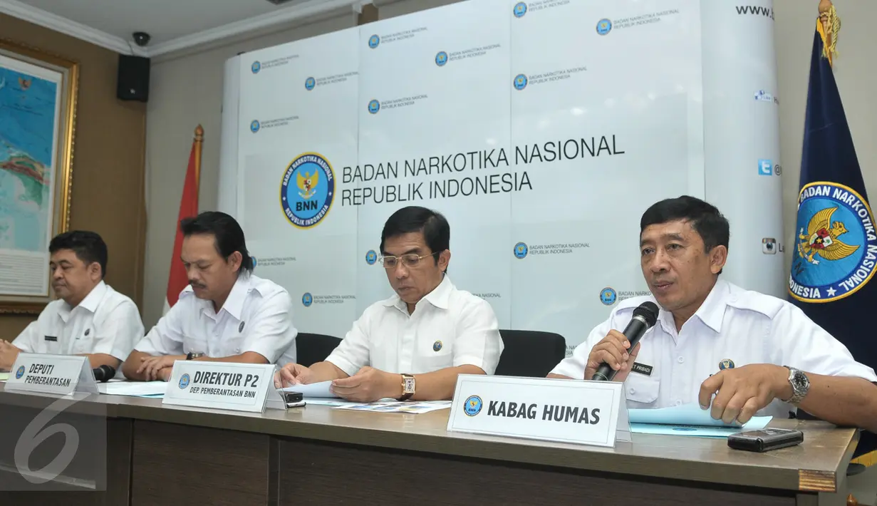 BNN merilis pengungkapan kasus penjebakan narkoba di ruang kerja Bupati Bengkulu Selatan Dirwan Mahmud, di Kantor BNN, Jakarta, Kamis (23/2). BNN dan BNNP Bengkulu mengamankan 7 tersangka dari pengungkapan kasus itu (Liputan6.com/Yoppy Renato)