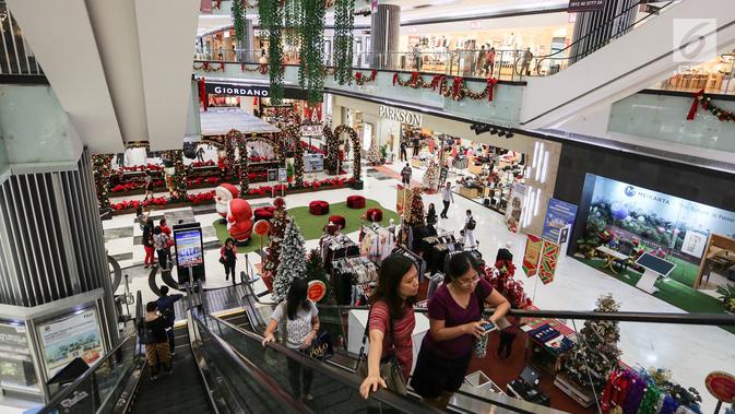 Suasana dekorasi natal menghiasi Lippo Mall Puri, Jakarta, Kamis (29/11). Kegiatan Holiday Sensation diselenggarakan di 68 mal di berbagai kota. (Liputan6.com/Fery Pradolo)