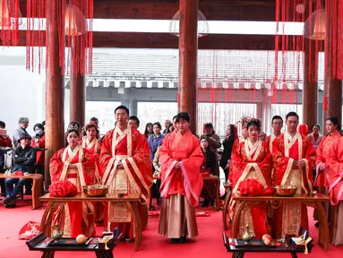 Pasangan pengantin mengikuti sebuah upacara pernikahan tradisional yang diadakan di Guiyang, ibu kota Provinsi Guizhou, China barat daya, pada 16 November 2020. (Xinhua/Ou Dongqu)