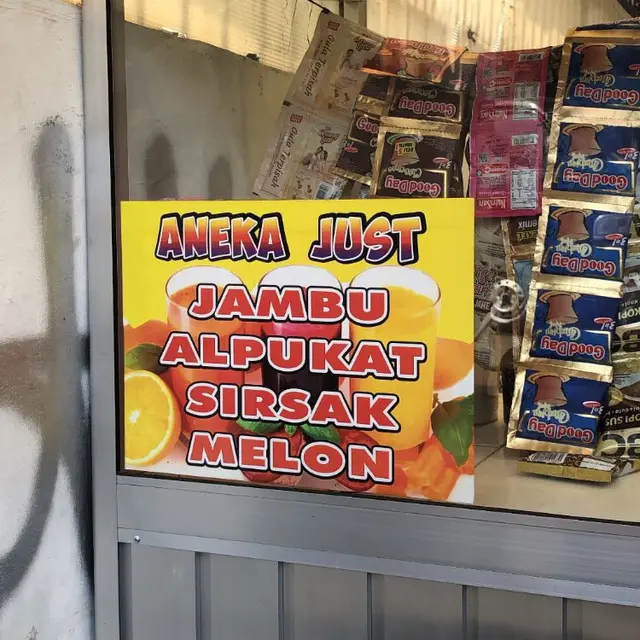 6 Tulisan di Spanduk Jualan Jus Ini Nyeleneh, Bikin Pembeli Salah Fokus