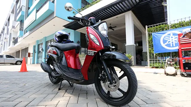 Kekinian, Padu Padan Hijab Menawan dengan Motor Skutik