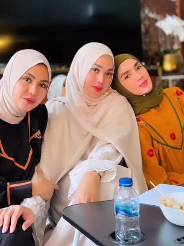 Ussy Sulistiawaty ikut pengajian (Instagram/ussypratama)