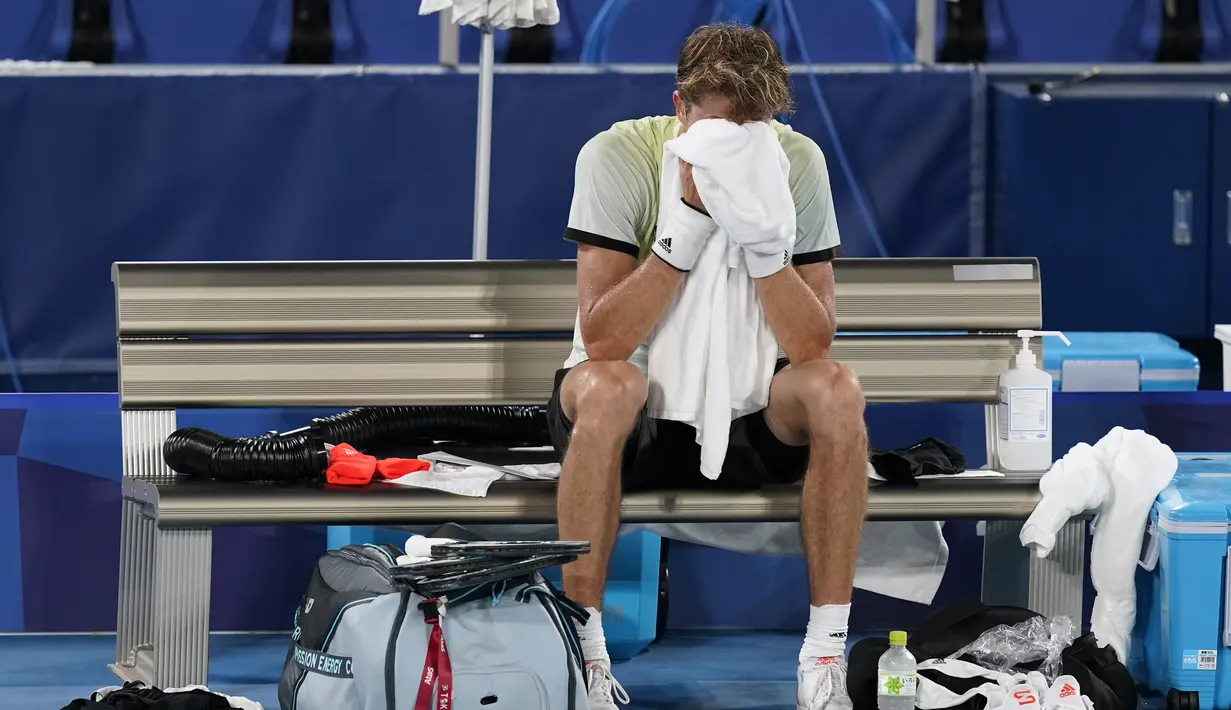 Petenis Jerman Alexander Zverev bereaksi setelah mengalahkan petenis Serbia Novak Djokovic pada babak semifinal tenis putra Olimpiade Tokyo 2020 di Tokyo, Jepang, Jumat (30/7/2021). (AP Photo/Patrick Semansky)