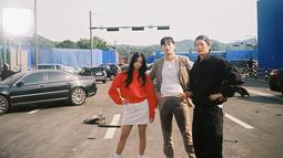 Tak hanya penampilannya yang menawan, interaksi Jisoo dengan beberapa lawan mainnya juga menjadi sorotan. Mereka terlihat begitu dekat dan kompak, baik di dalam maupun di luar lokasi syuting. Chemistry yang kuat pun sukses menambah daya tarik drama Newtopia. (Liputan6.com/IG/@sooyaaa__)