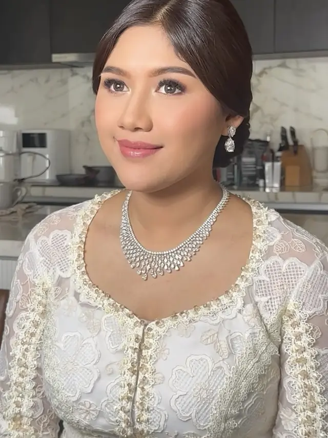 Erina Gudono Kenakan Kebaya Putih saat Kondangan. [@vivithalib]