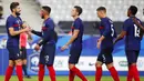 Para pemain Prancis memberikan ucapan selamat kepada Olivier Giroud usai mencetak gol ke gawang Ukraina pada laga uji coba di Stade deFrance, Kamis (8/10/2020). Prancis menang dengan skor 7-1. (AP Photo/Francois Mori)