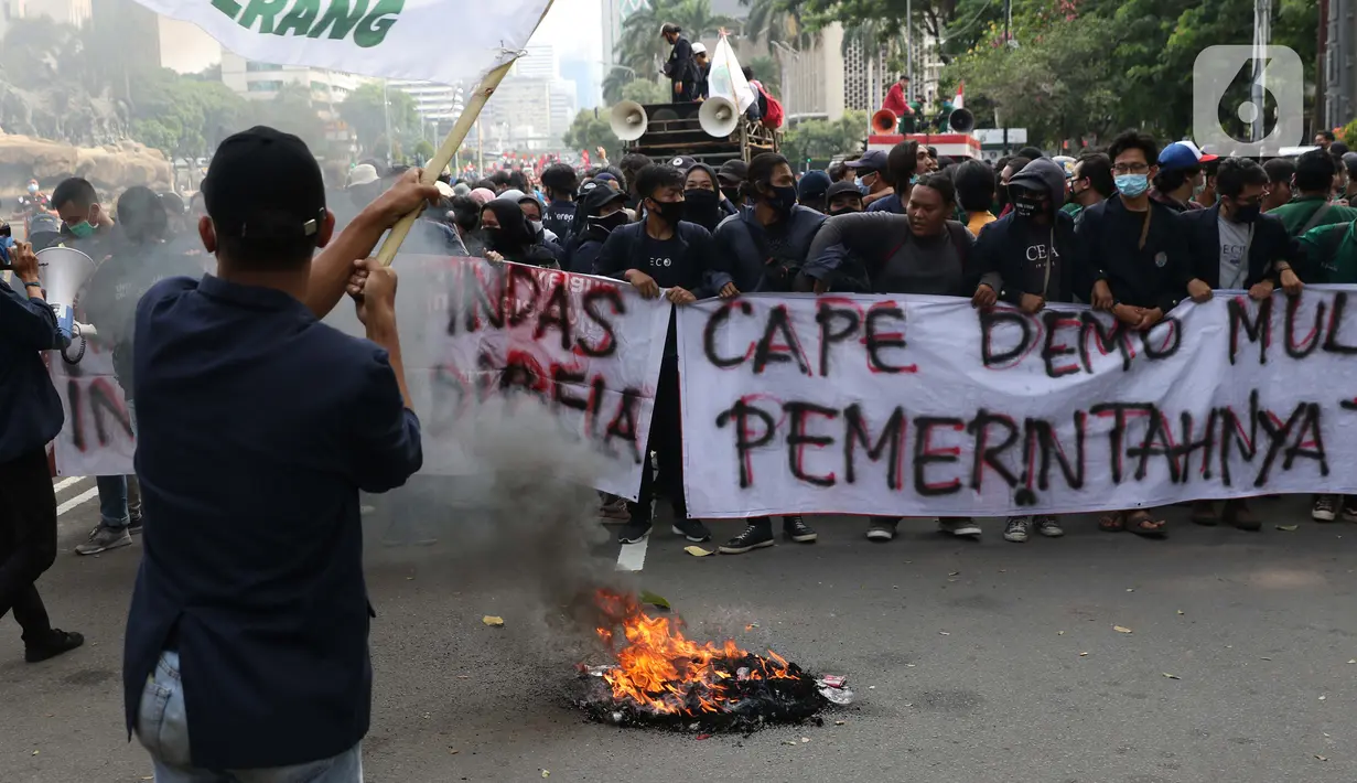 Mahasiswa dari berbagai elemen dan kampus berunjuk rasa di kawasan Patung Kuda Jalan Medan Merdeka Barat, Jakarta, Selasa (10/11/2020). Mahasiswa menuntut pencabutan pengesahan Omnibus Law UU Cipta Kerja melalui Perppu. (Liputan6.com/Helmi Fithriansyah)