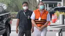 Tersangka mantan Direktur Niaga PT Dirgantara Indonesia, Irzal Rinaldi Zailani berjalan dikawal petugas akan menjalani pemeriksaan oleh penyidik di Gedung KPK, Jakarta, Kamis (2/7/2020). (merdeka.com/Dwi Narwoko)